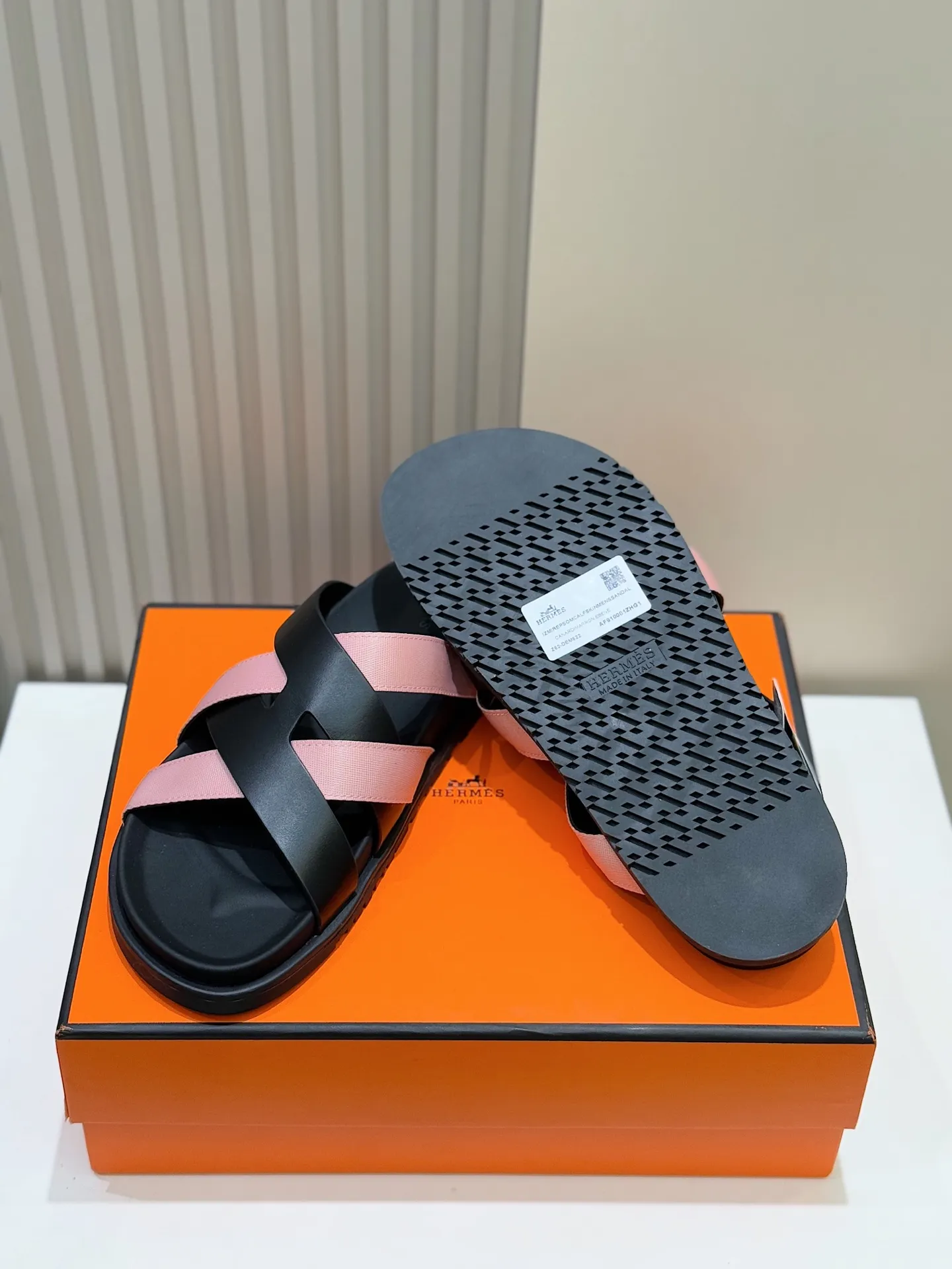 Batch 280 Hermes men's Kazimir slippers - top quality woven calfskin functional sandals, with interwoven uppers inspired by the "H" iconic pattern to create a casual look, perfect for summer. Imported cowhide + cowhide lining + rubber outsole Size: 38-44 (.45.46 customized)